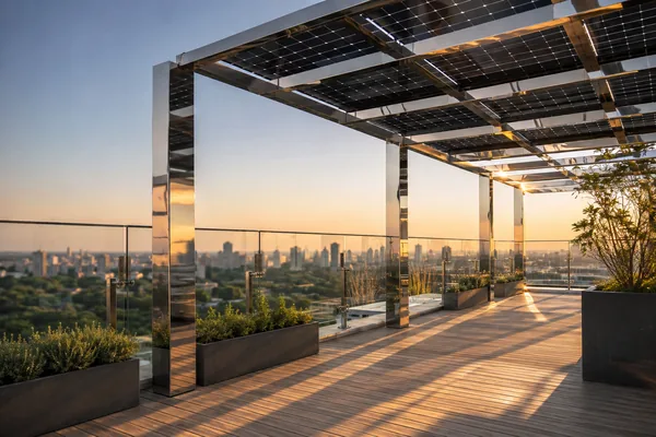 Pérgula espelhada com módulos solares em terraço urbano ao fim da tarde